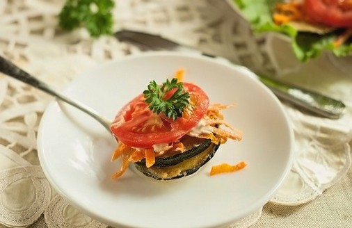 Salade de courgettes rôties et tomates en couches