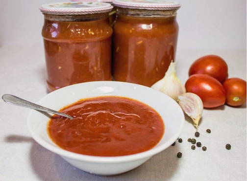 Homemade ketchup with starch