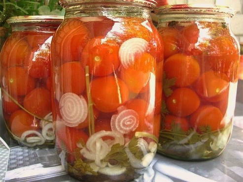 Tomatoes with onions for the winter without sterilization