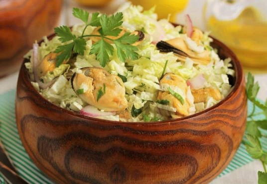 Peking cabbage and mussels salad