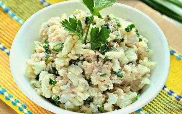 Salade au foie de morue et fromage