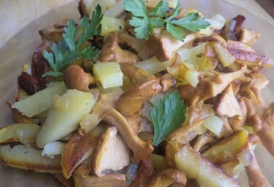 Girolles frites avec pommes de terre et oignons