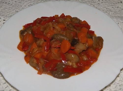 Solyanka aux champignons pour l'hiver avec de la pâte de tomate