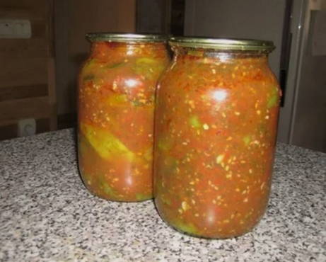 Poivre amer dans du jus de tomate pour l'hiver