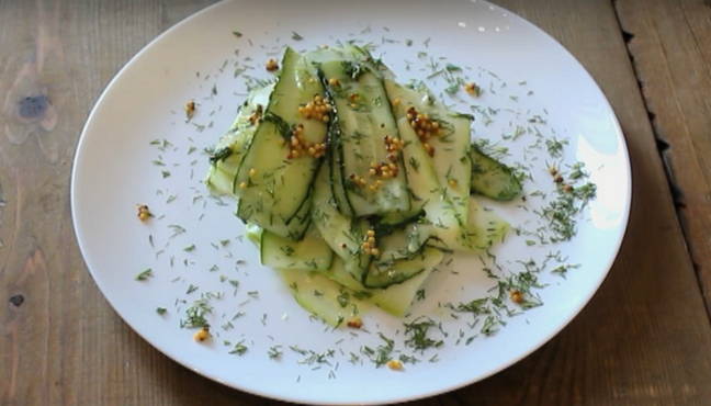 Salade de courgettes sur la table