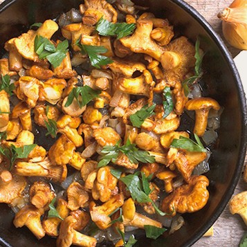 Chanterelles with onions