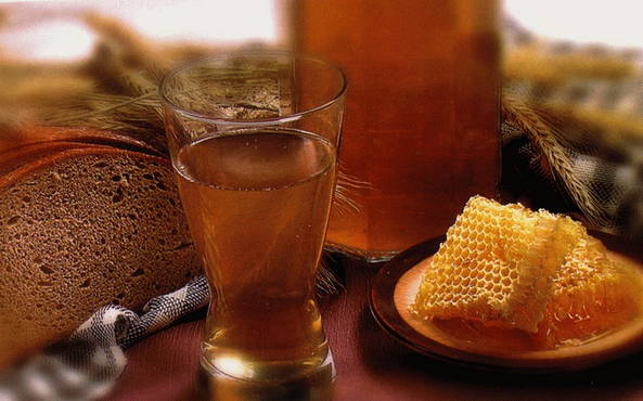 Kvass with honey and raisins