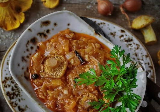 Solyanka with chanterelles with tomato sauce for the winter