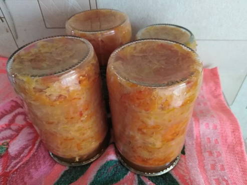 Solyanka aux tomates, chou et carottes pour l'hiver