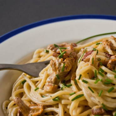 Pâtes aux girolles dans une sauce crémeuse