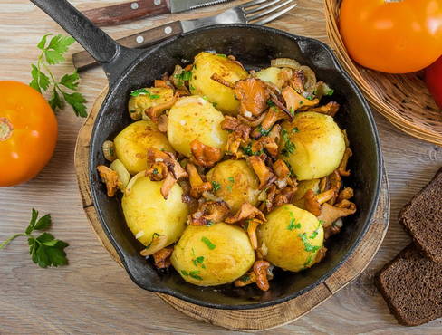 Chanterelles مع البطاطا الصغيرة