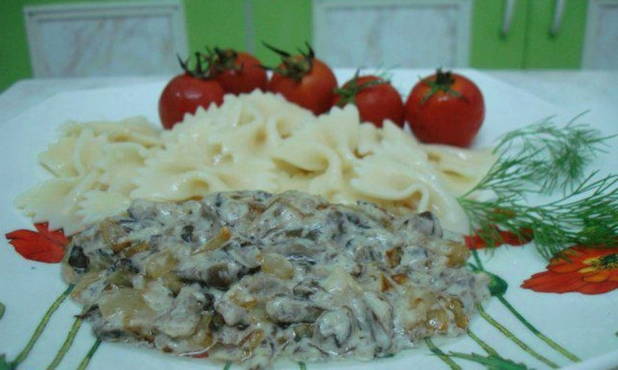 Honey mushrooms in creamy sauce