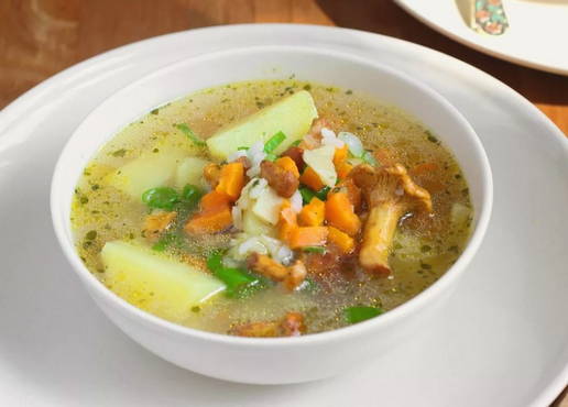 Chanterelle soup with barley