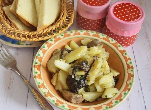 Fried boletus boletus with potatoes