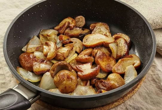 Cèpes frits dans une poêle