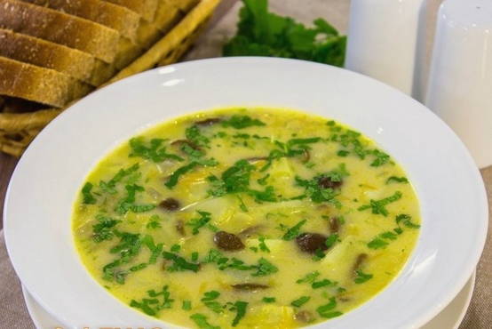 Soupe aux agarics au miel et fromage fondu