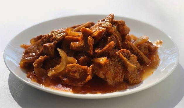 Chanterelles in tomato sauce