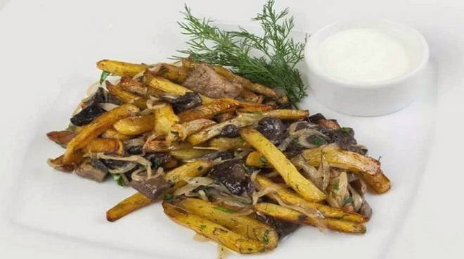 Cèpes cèpes frits avec pommes de terre et crème sure