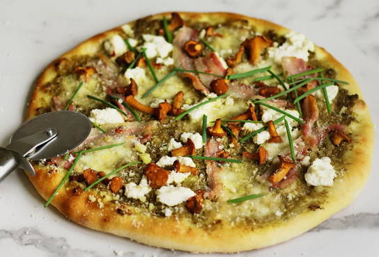 Pizza with chanterelles