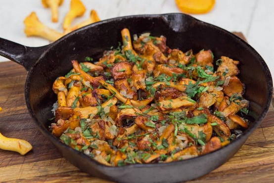 Chanterelles with vegetables