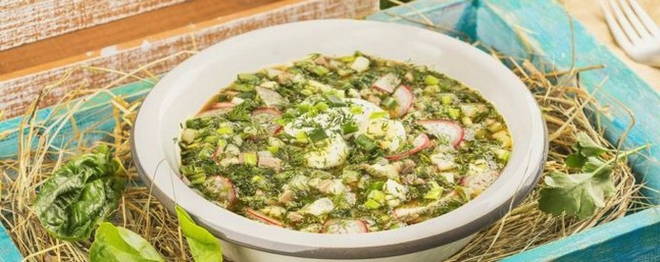 Okroshka sur kvas avec saucisse et radis