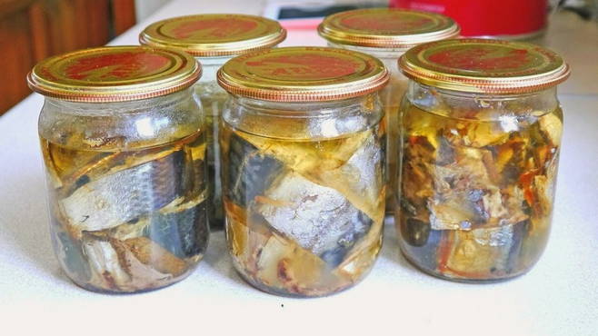 Homemade canned mackerel for the winter