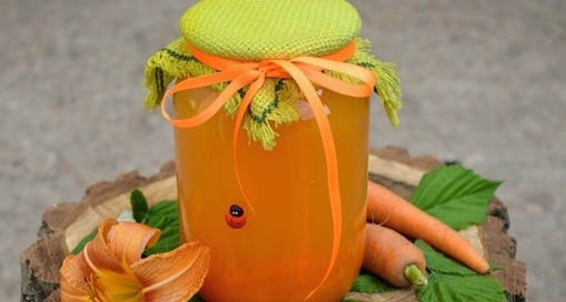 Carrot juice through a juicer for the winter