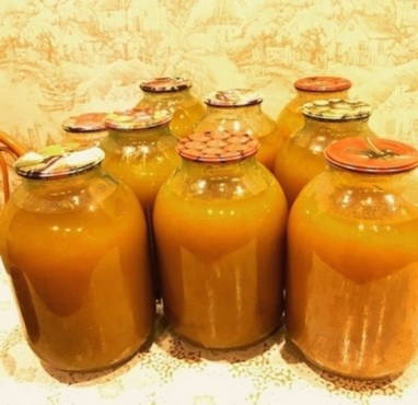 Jus de carotte dans un hachoir à viande pour l'hiver