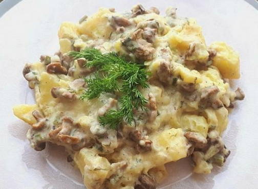 Potatoes with chanterelles in a slow cooker