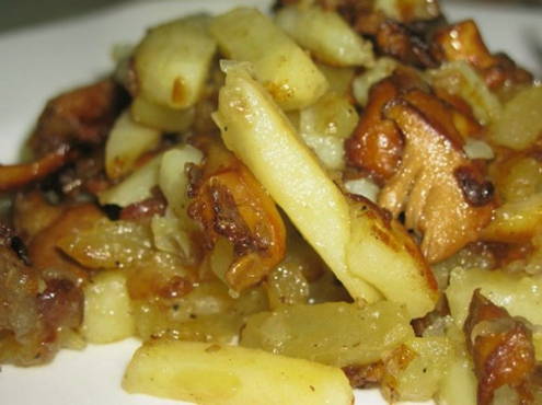 Fried potatoes with frozen chanterelles