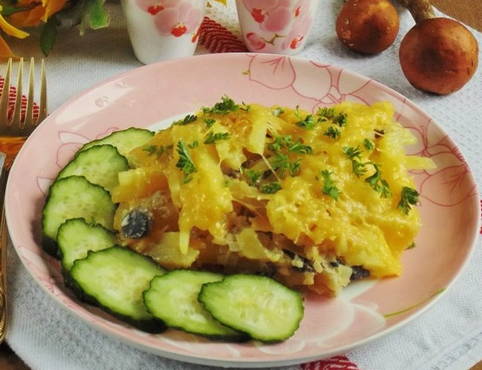 Cèpes cèpes mijotés avec pommes de terre à la crème sure