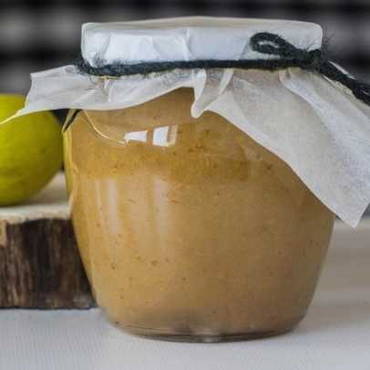 Purée de poires à l'acide citrique pour l'hiver