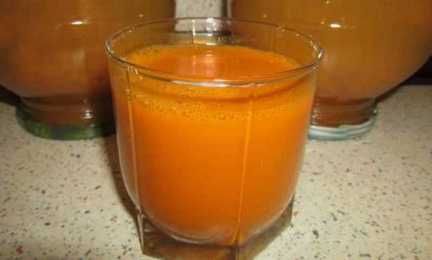 Pumpkin and carrot juice through a juicer for the winter