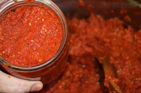 Pâte de tomate avec un mélangeur pour l'hiver