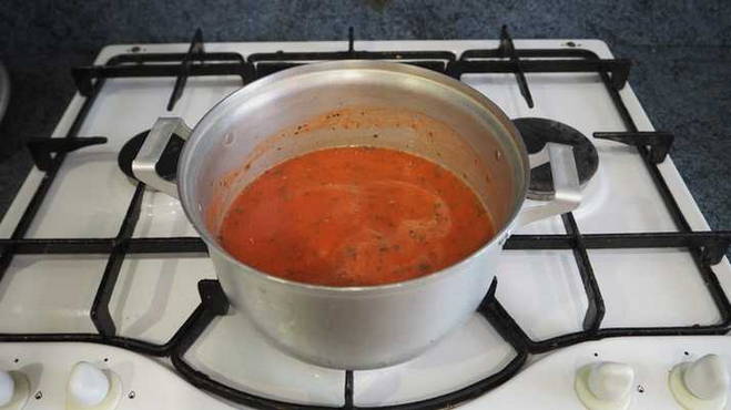 Pâte de tomate au basilic et à l'ail pour l'hiver