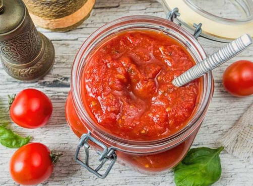 Pâte de tomate à travers un presse-agrumes pour l'hiver