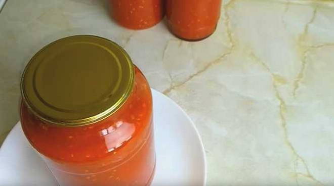 Pâte de tomate à travers un hachoir à viande sans vinaigre