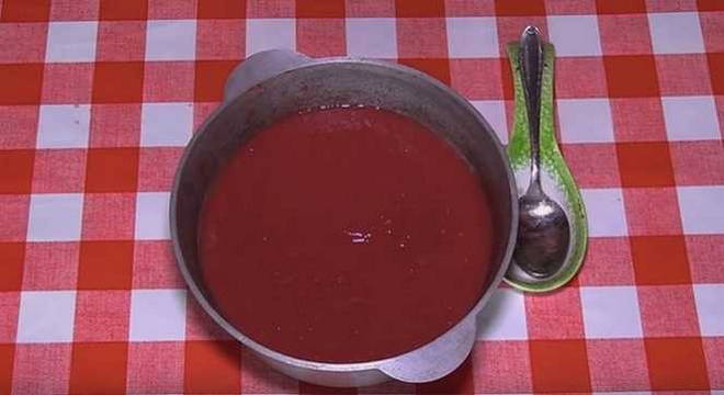 Pâte de tomate à travers un hachoir à viande à la maison pour l'hiver