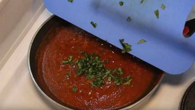 Pâte de tomate au basilic pour l'hiver