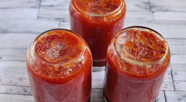 Pâte de tomate à l'ail pour l'hiver