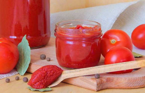 Pâte de tomates sans sucre pour l'hiver