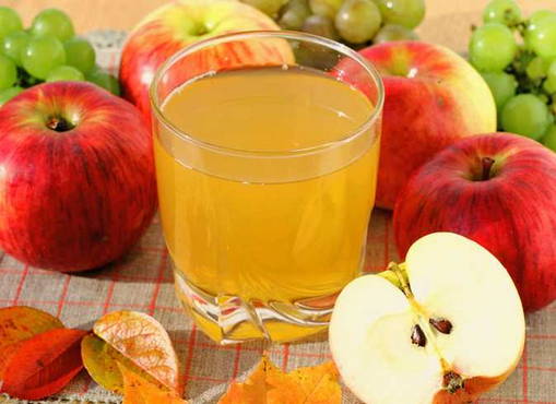 Apple juice using a press at home