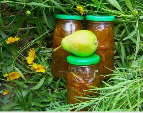 Pear jam with cinnamon wedges