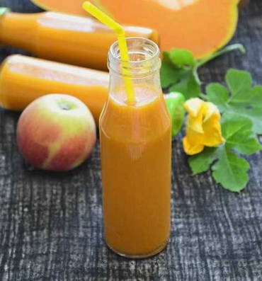 Pumpkin juice with apples and carrots at home