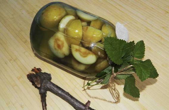 Apple compote with mint for the winter