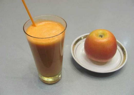 Apple-carrot juice with pulp through a juicer