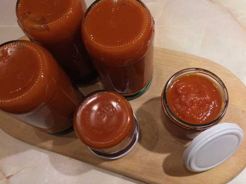 Ketchup de tomates au poivre sans vinaigre pour l'hiver