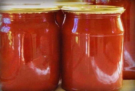 Ketchup de tomates aux pommes et oignons pour l'hiver