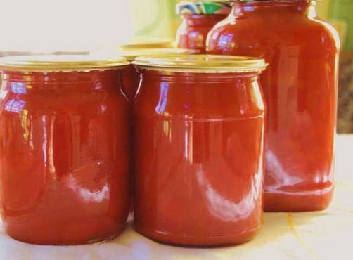 Tomato ketchup with apples and bell peppers for the winter