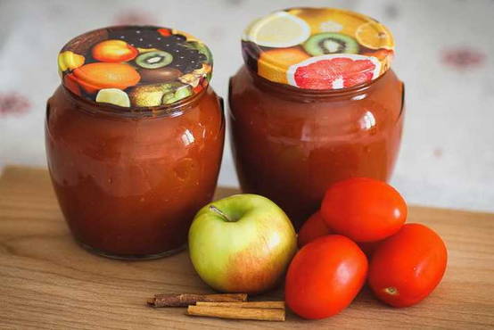 Tomato ketchup with apples you will lick your fingers for the winter